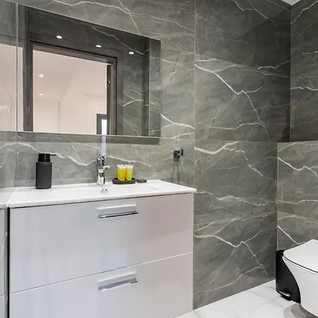 Апартаменты Casino & Mall Luxury Jacuzzi Penthouse *